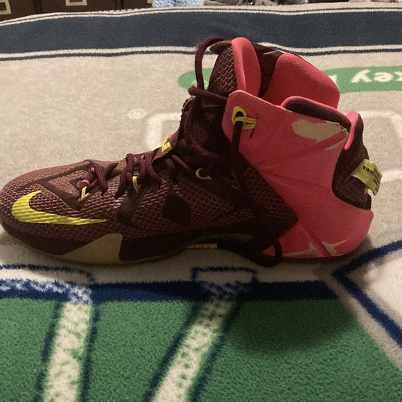 Nike LeBron 12 Double Helix size us 9 Color burgundy pink code 684593-607 - Picture 2 of 6